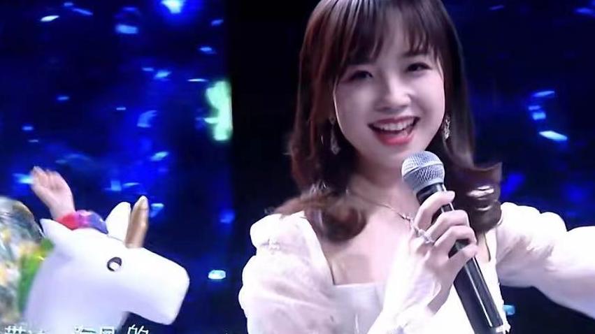 |王冰冰无惧流言蜚语，高调亮相央视网络春晚，甜美笑容俘获众人