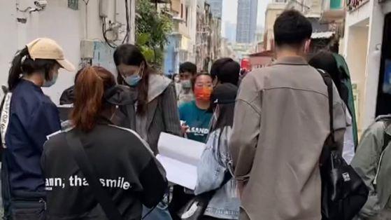 金晨|厦门：金晨拍戏被网友偶遇，肤白貌美大长腿，“就在我家楼下”