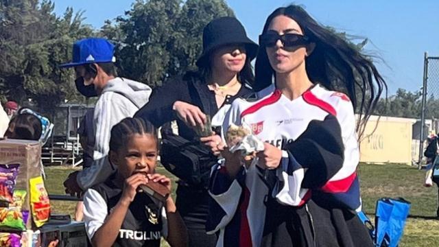 金·卡戴珊|卡戴珊儿子长高了，侃爷最宠爱的娃！母子久违同框，帅气富二代