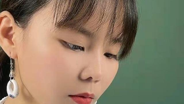 带货|反网暴后首开直播！熊磊白色长裙亮相，绝美封面图堪比时尚大片