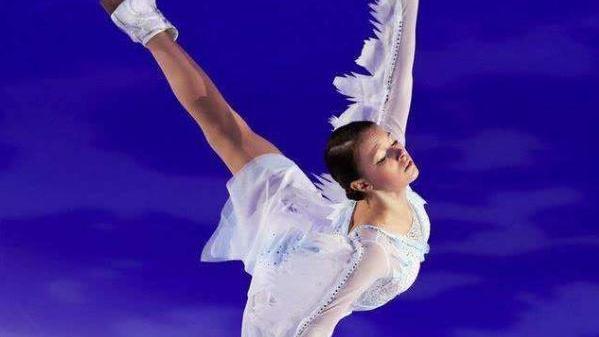 孟子义|天使降临！谢尔巴科娃身穿荧光羽翼进行表演，翩翩起舞宛若仙子