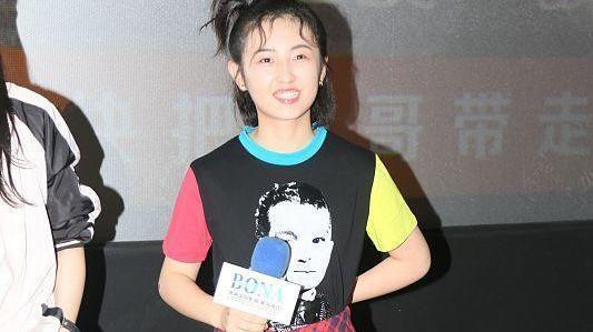张子枫长了张“小学生脸”，穿拼色T恤好活泼，发型跟毽子似的