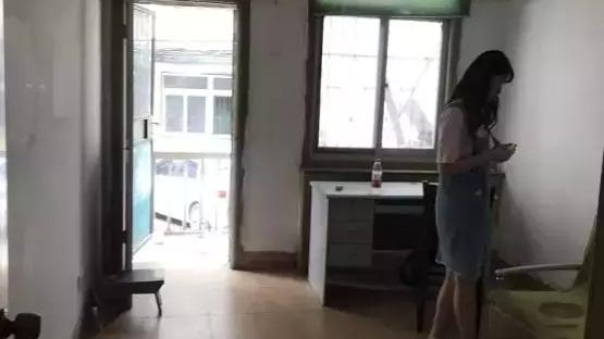 71㎡旧房改造，灵机一动不买沙发！家人不解，完工后都夸聪明！