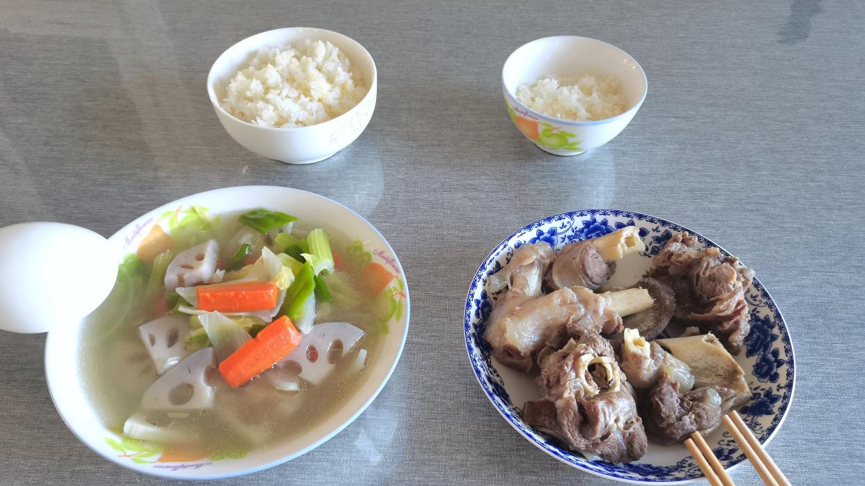 蔬菜|家人就喜欢这样吃，一盘肉，一盆菜，原汁原味，肉嫩汤鲜