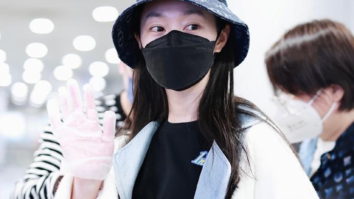 宋轶|瘦得皮包骨！宋轶穿露脐装现身机场，“蚂蚁腰”真的太吸人眼球了