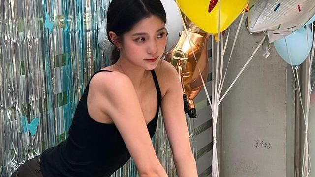 欧阳娜娜|欧阳娜娜身材不一般，男生汗衫也能穿出凹凸感，配上婴儿肥更好看