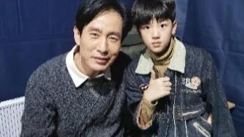 丁勇岱|童星晒与雷佳音等合照，殷桃素颜白到发光，丁勇岱萨日娜双鬓花白