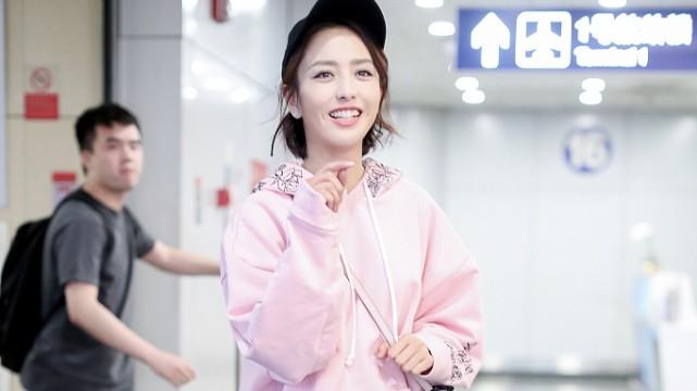 穿衣搭配|佟丽娅一笑甜到人心里了，穿香芋紫色卫衣扮嫩不违和，清纯又养眼