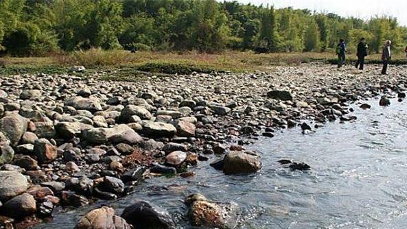 翡翠|河滩上那些白色的石头，到底是什么？会不会是玉石呢？