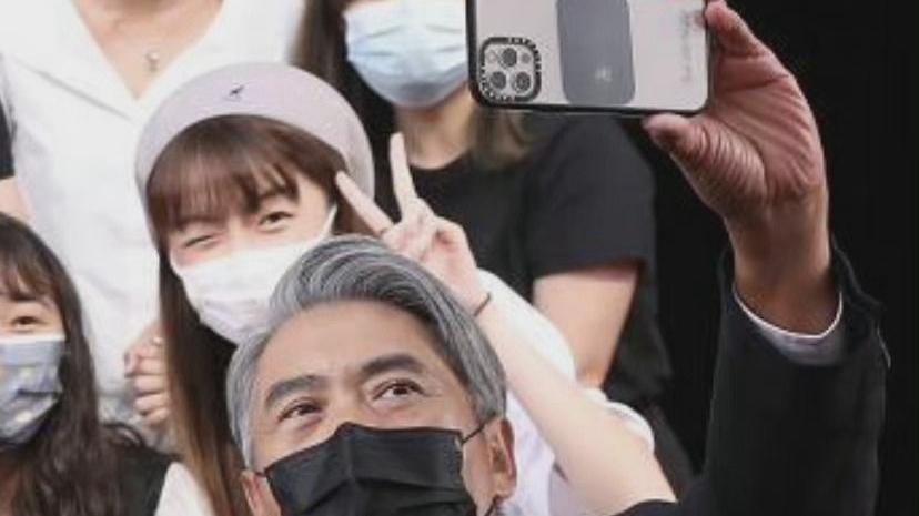 周润发|66岁周润发「白发一样帅」！校园亲民自拍 引热议：风采依旧