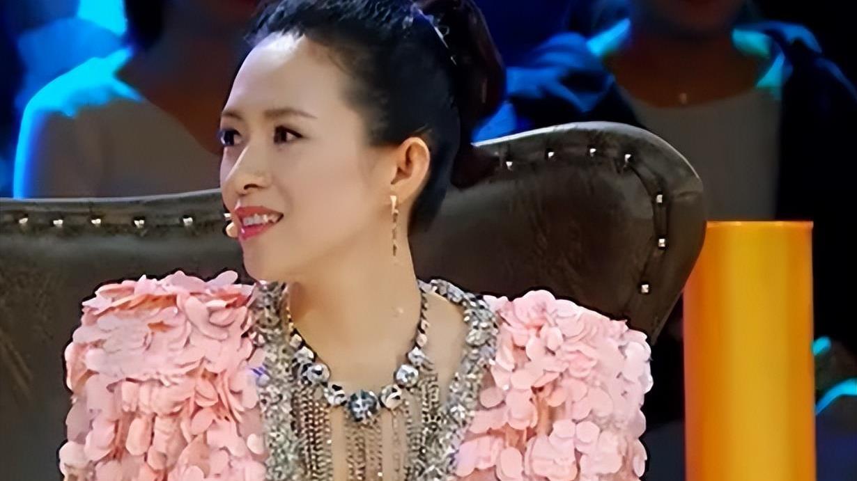 章子怡|章子怡与巩俐同台旧照曝光！皮肤油亮一脸青涩，穿透视裙炫出细腰