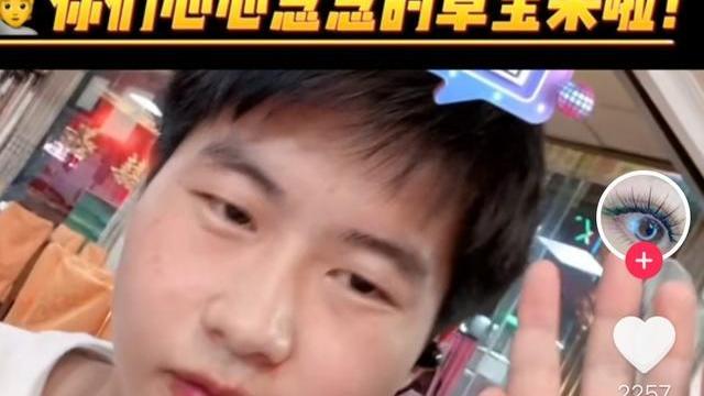 姐姐|孙海洋带孙卓郊游，和彭四英穿紫色雨衣，假期自行车绿色出行