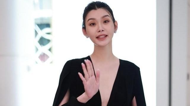 穿衣搭配 奚梦瑶终于有豪门的样子了，穿黑色礼裙高贵大方，不涂红唇也优雅