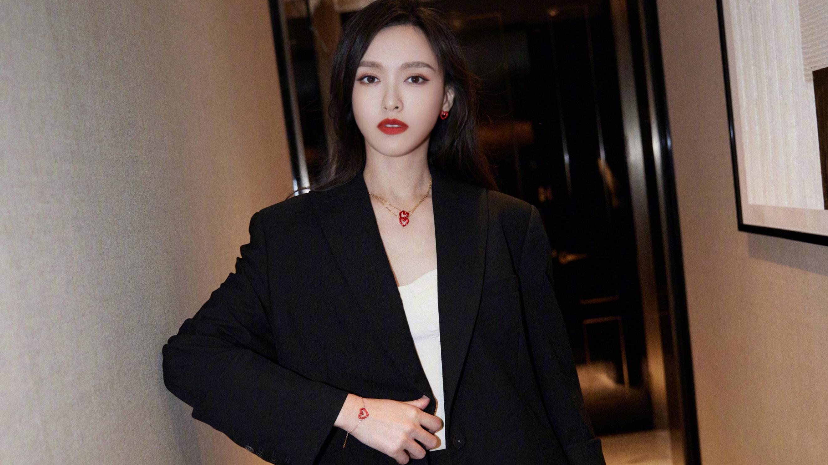 唐嫣|唐嫣爱心五宫格随拍，黑色西装套装，爱心饰品，酷中又带有甜