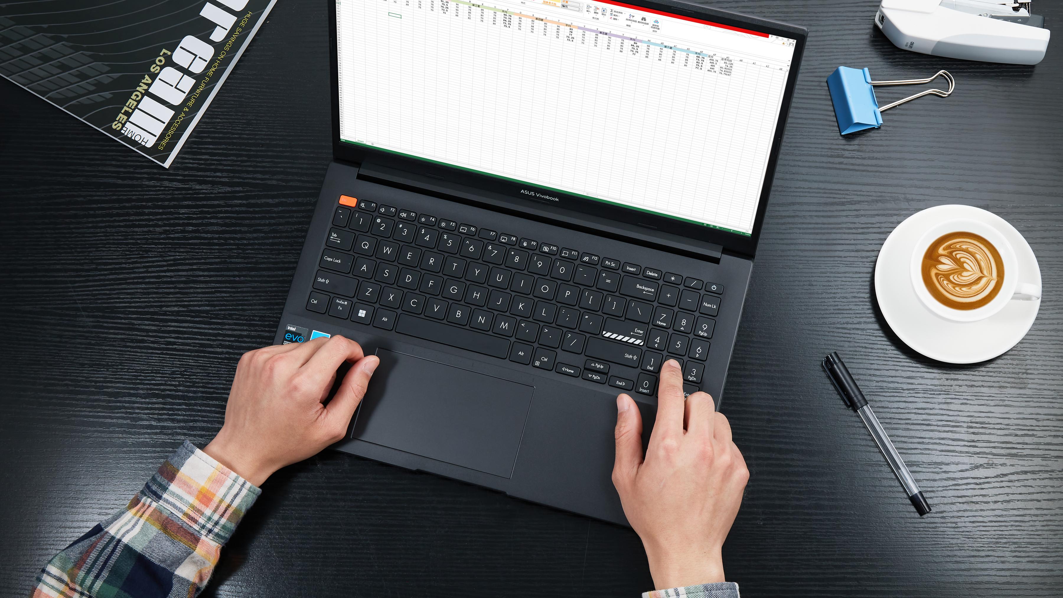 华硕|华硕无双值得买吗？专业媒体笔吧评测室上手，用数据给你参考