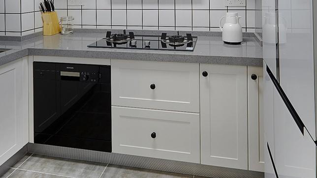 28万装修的88㎡新房，阳台秒变衣帽间，头一次见这么漂亮的背景墙