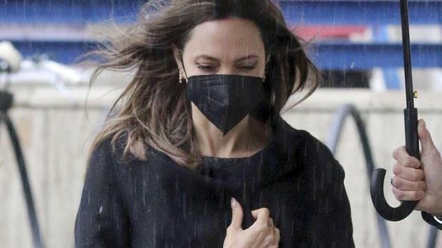 安吉丽娜·朱莉|46岁安吉丽娜朱莉罗马雨中行，手如骷髅指骨突出，印堂饱满发光