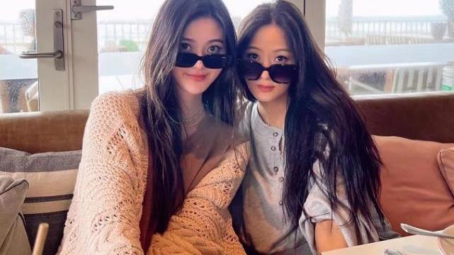 孙芸芸|拒绝替父还74亿债务后，孙芸芸庆生照曝光，和女儿像同代人