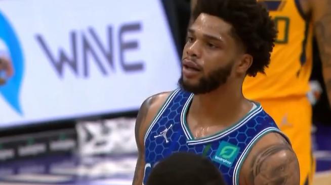 爵士队|NBA大爆冷！西部第4惨遭3连败，米神诡异空篮不中，主场沸腾狂欢