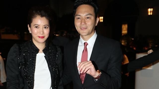 袁咏仪|袁咏仪的气场太强了，一身黑白造型很大气，张智霖都被比下去了