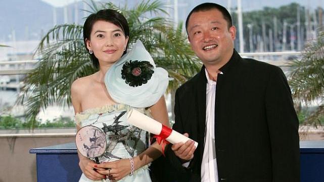 高圆圆 17年前的高圆圆好青涩啊，穿着古风的缎面长裙，短发显得更纯洁
