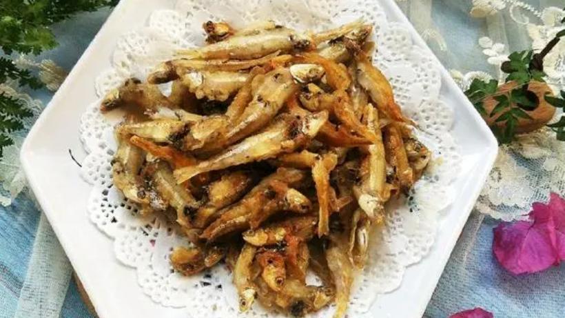 甜点|长不过三寸的银鱼，与本地土鸡蛋相辅，加菜子油炒上三分钟可起锅