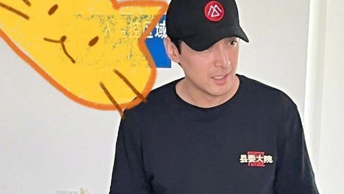 胡歌|胡歌考驾照被偶遇，与粉丝合影无明星架子，自爆考了98分心情好