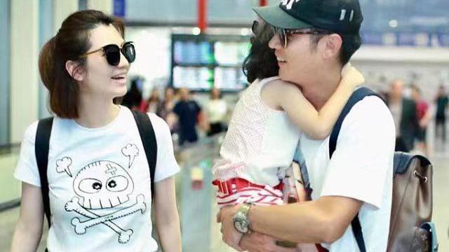 穿衣搭配|洪欣一家甜蜜同框，张丹峰抱女儿很温馨，穿搭完全看不出是姐弟恋