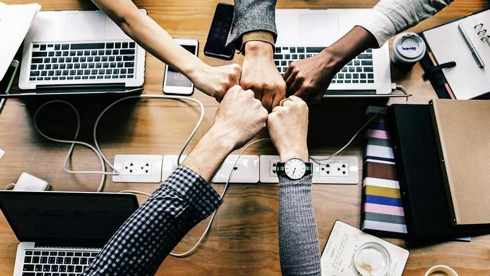 |五招教你搞定“为难”你的领导和同事 。