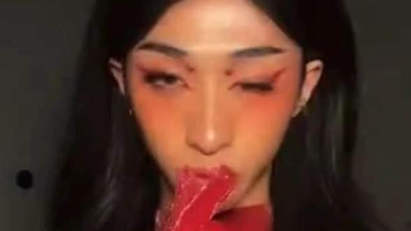 伊能静|伊能静儿子与闺蜜过情人节，再穿女装与对方比美，嘟嘴卖萌太可爱