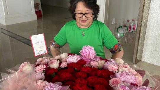 黄晓明|黄晓明晒自己送给妈妈的鲜花照片，不愧是娱乐圈有名的大孝子