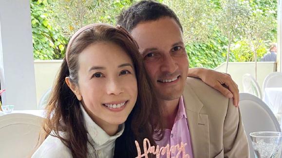 |52岁莫文蔚晒照庆生！与德国老公相拥合影太甜蜜，当后妈也很开心