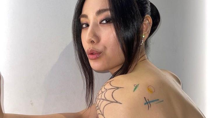 林珍娜NANA，炫耀后背纹身，遭网友吐槽：“太杂乱了，限制戏路”