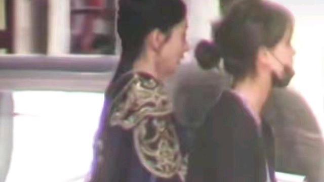 赵丽颖|《与凤行》：赵丽颖片场大露后背，步伐带风曼妙身姿太抢眼！