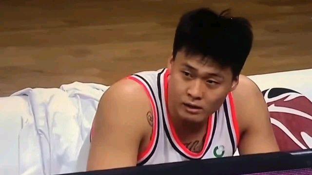 CBA三热点：赵睿一失误被弃用，琼斯神奇准四双，兰兹伯格神奇不再
