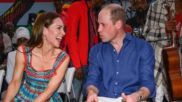 威廉|凯特打破王室规则，坐雪橇玩自拍，快照登上热搜，王子王妃玩嗨了