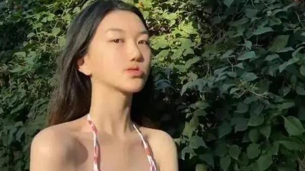 黄忆慈|李嫣秀身材，黄多多染发，李咏女儿露腰纹身性感风，叛逆星二代？