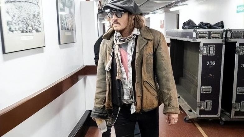 约翰尼·德普|德普新写真摇滚范十足，造型梦回杰克船长，网友：人逢喜事精神爽