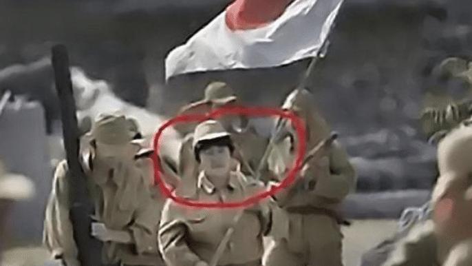 周冬雨|史上最“尴尬”的穿帮镜头，大妈演鬼子就算了，看到周冬雨：手在干啥！