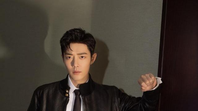 肖战|肖战新剧杀青宴趣事，收到小女孩信封，肖战眼神杀令粉丝羡慕