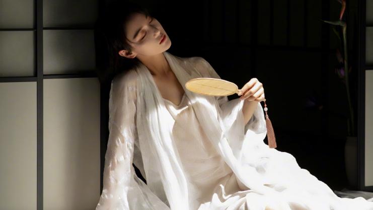 张馨予|世外桃源？张馨予桃子丰收，白里透红饱满诱人，过几天插管就能喝