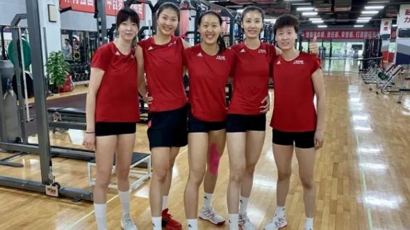 曼联|中国女排呈“鼎足之势”！津苏女排争榜首，沪渝姑娘不甘落后！