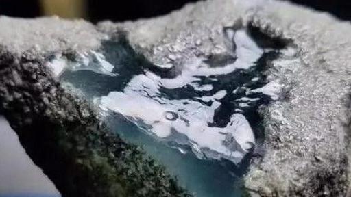 莫西沙|一块莫西沙场口的翡翠原石，扒皮以后，就如仙女披着薄薄的白纱！