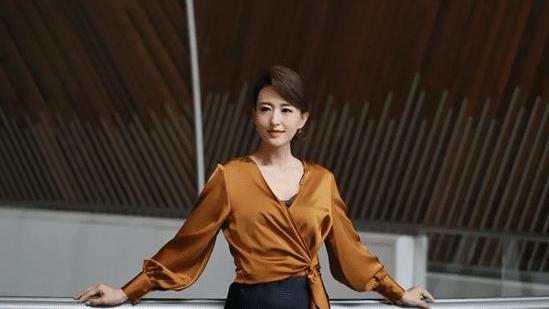 淮滨|央视女主持天团合体，张蕾穿职场装像“女干部”，167朱迅个矮霸气站C位