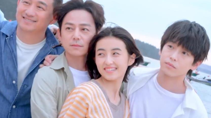 张子枫|《向往》张子枫海边玩水！光脚丫小腿白净，身材瘦小被何炅搂怀中