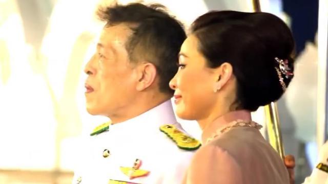 |王室敷衍苏提达，结婚纪念日纪录片都是图片，70岁泰王一脸不开心