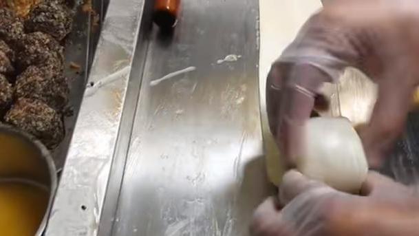 山西省|山西大哥靠一个饼突然火了，80克皮包80克肉，客人吃一口就丢了