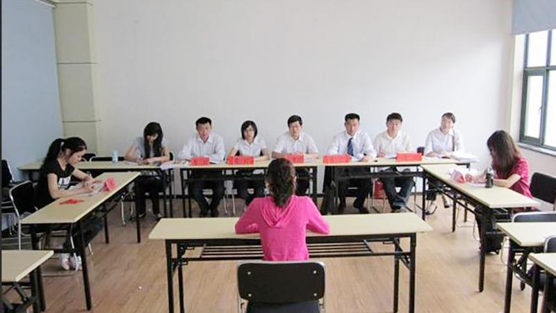 22年公务员面试真题：如何完善12345政务热线，更好发挥作用？