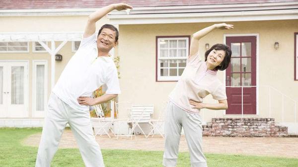 俯卧撑|中年后身体逐渐退化，若能完成这4个动作，说明身体还算年轻