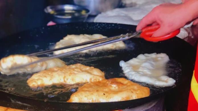 青蟹|武汉这家只有2平的小店，只做鸡冠饺，2块5一个，客人多得挤破门